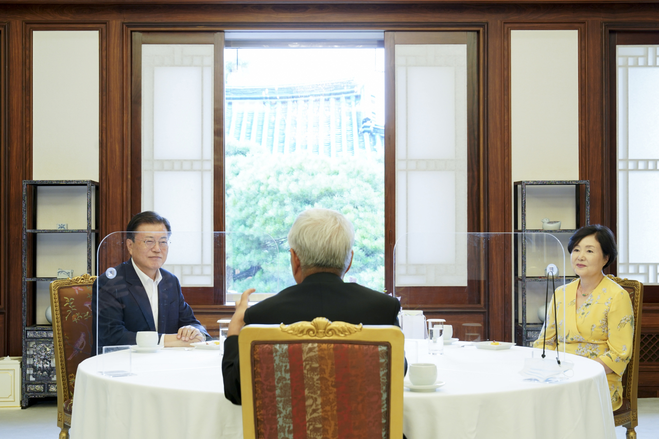 President Moon Jae-in (left) and first lady Kim Jung-sook (right) speak with archbishop Lazzaro You Heung-sik on Monday. (Cheong Wa Dae)