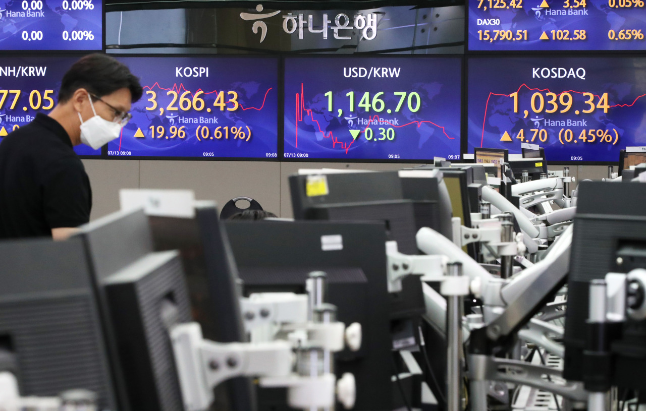 The benchmark Korea Composite Stock Price Index (Kospi) figures are displayed at a dealing room of a local bank in Seoul, Tuesday. (Yonhap)