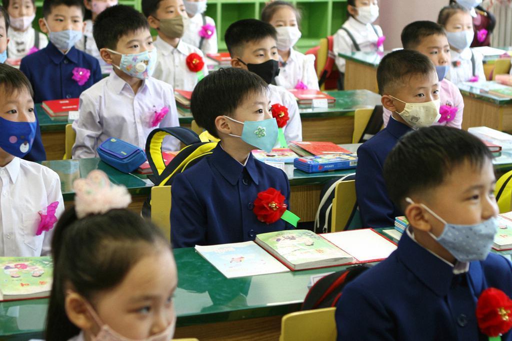 Students take a class while wearing masks at Okryu Elementary School in Pyongyang on June 3, 2020, the first day of belated school reopening due to COVID-19. (Photo captured from the homepage of Echo of Unification)