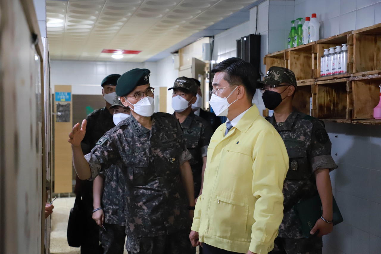 Defense Minister Suh Wook (R) visits the Korea Army Training Center in the central city of Nonsan on Friday, in this photo provided by the ministry. A total of 77 newly enlisted soldiers at the boot camp tested positive for the coronavirus this week. (Ministry of Defense)