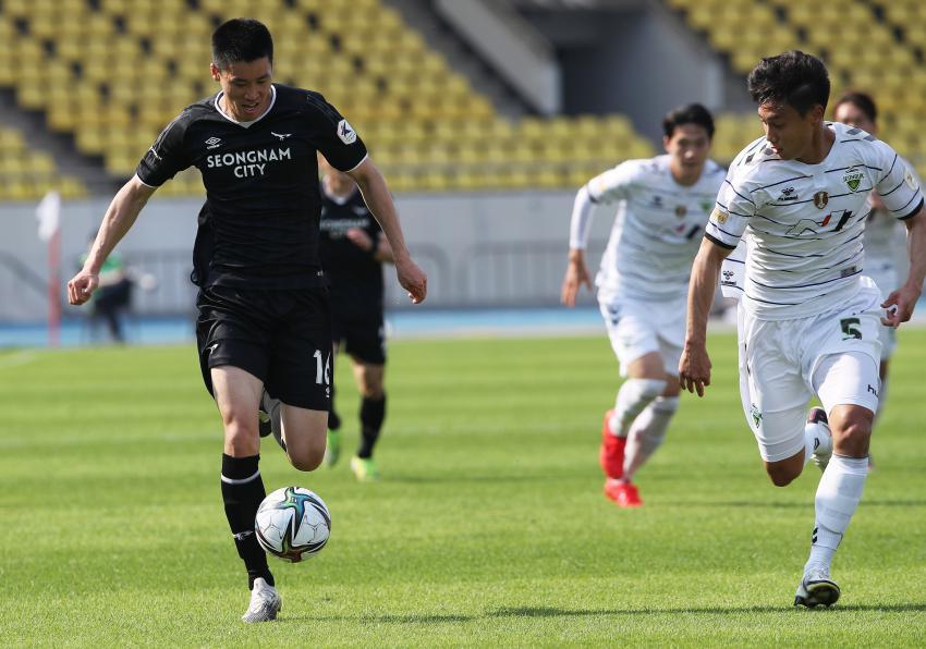 In this file photo from June 6, 2021, Lee Jong-sung of Seongnam FC (L) tries to dribble past Paik Seung-ho of Jeonbuk Hyundai Motors during a K League 1 match at Tancheon Sports Complex in Seongnam, Gyeonggi Province. (Yonhap)
