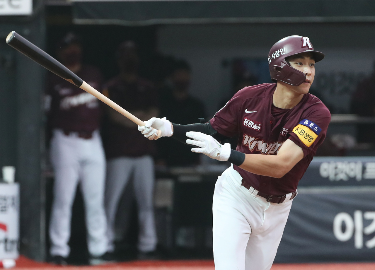 In this file photo from July 4, 2021, Lee Jung-hoo of the Kiwoom Heroes hits a single against the KT Wiz in the top of the fifth inning of a Korea Baseball Organization regular season game at KT Wiz Park in Suwon, 45 kilometers south of Seoul. (Yonhap)