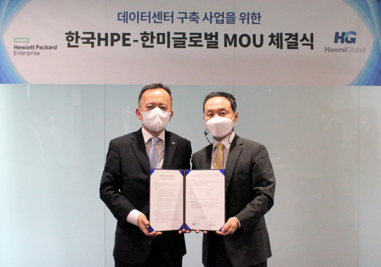 HanmiGlobal President Lee Sang-ho (left) and Hewlett Packard Enterprise Korea Managing Director Kim Young-chae pose at a signing ceremony on Wednesday.