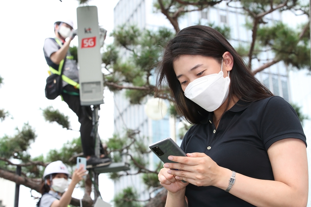 A KT Corp. worker uses Samsung Electronics Co.'s Galaxy S20 device on standalone 5G mode, in this photo provided by the mobile carrier on Thursday. (KT Corp.)