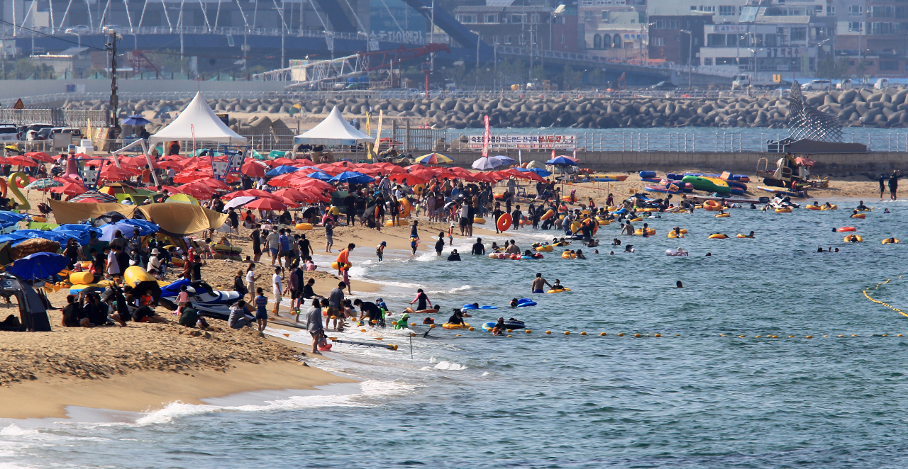 Sokcho Beach on the east coast is crowded with vacationers on Sunday. (Yonhap)