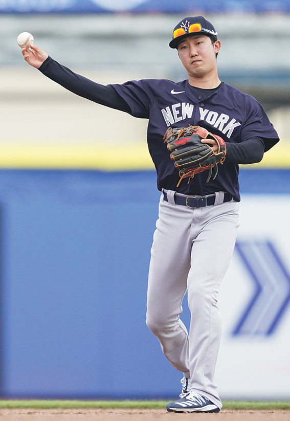 In this file photo from Feb. 26, 2020, Park Hoy-jun, the South Korean minor leaguer for the New York Yankees, makes a throw before the start of the bottom of the eighth against the Toronto Blue Jays in a spring training baseball game at TD Ballpark in Dunedin, Florida. (Yonhap)