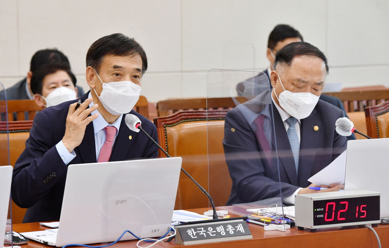 BOK Gov. Lee Ju-yeol (L) speaks at a National Assembly meeting on Friday. (Yonhap)