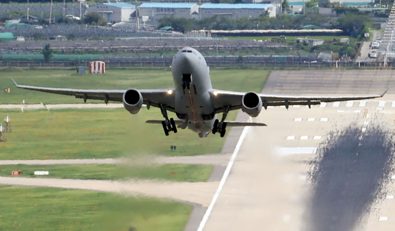 A KC-330 multipurpose aerial tanker takes off from Gimhae International Airport in the southern port city of Busan on Sunday, to bring home South Korean service members affiliated with the Cheonghae unit on an anti-piracy mission off the coast of Africa, after the unit reported a mass COVID-19 infection. (Yonhap)