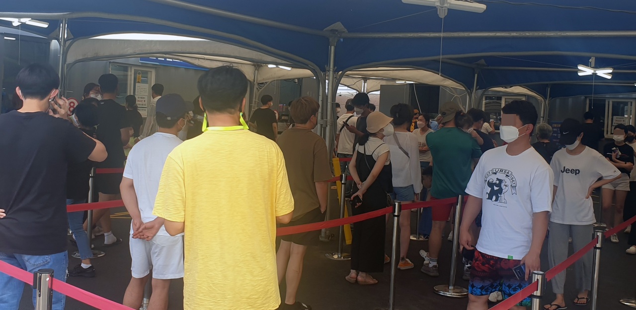 People wait in a long line to take coronavirus tests at a temporary testing center in Gangneung on the South Korean east coast on Sunday. (Yonhap)