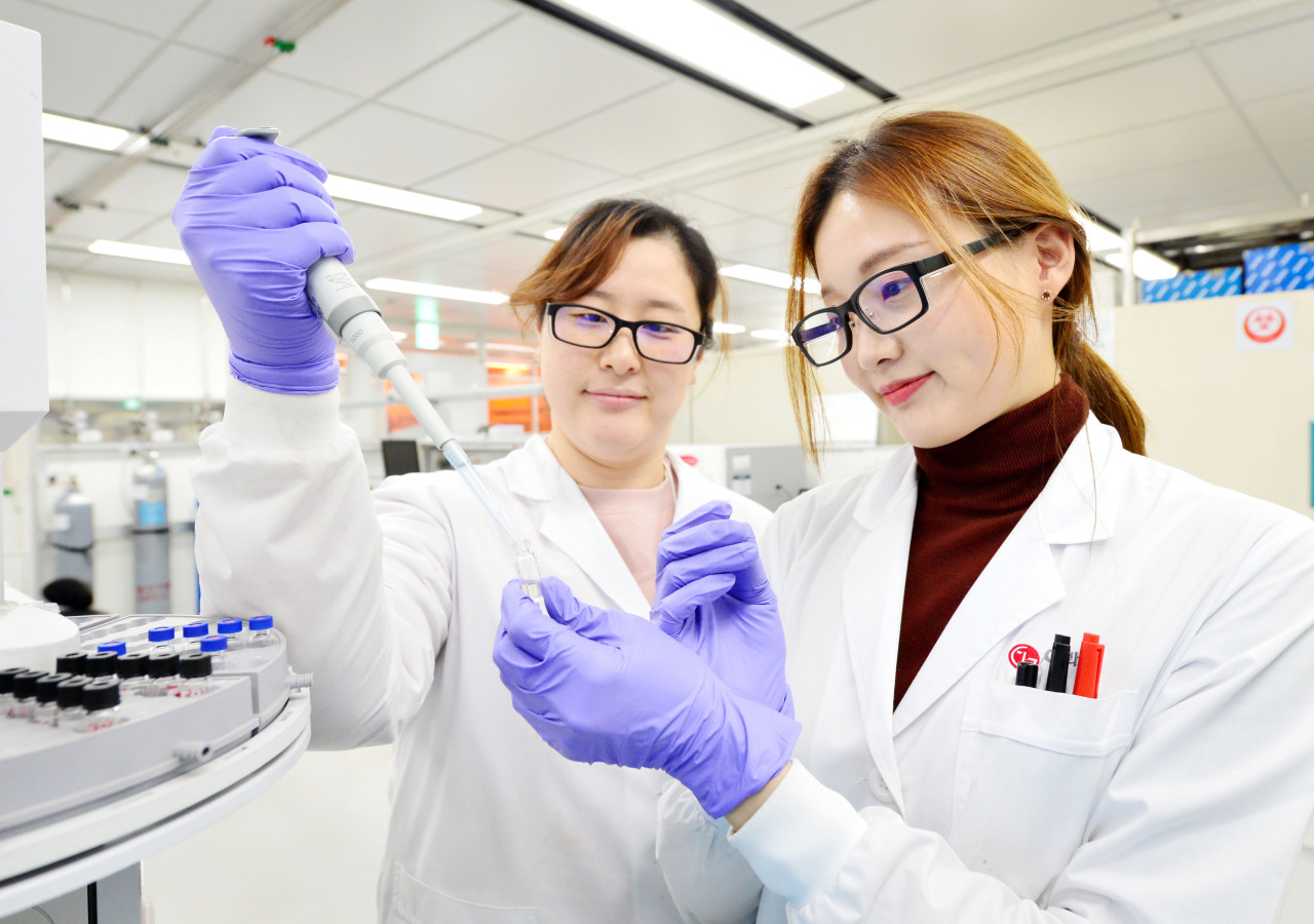 LG Chem researchers test newly developed biodegradable materials. (LG Chem)