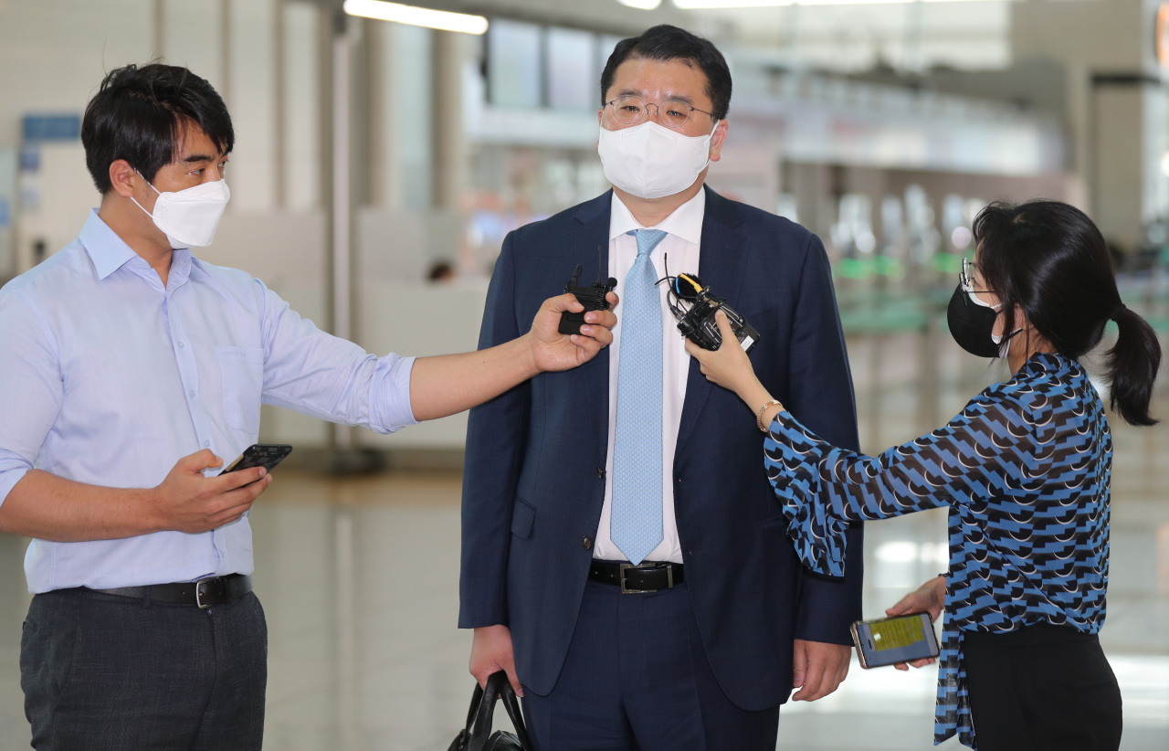 First Vice Foreign Minister Choi Jong-kun speaks to reporters before departing for Japan at Incheon International Airport, west of Seoul, on Tuesday. (Yonhap)