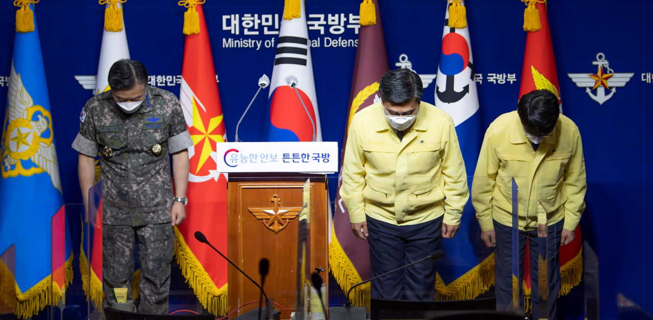 Defense Minister Suh Wook (second from right) apologizes for a COVID outbreak aboard an anti-piracy warship off the coast of Africa. (Yonhap)