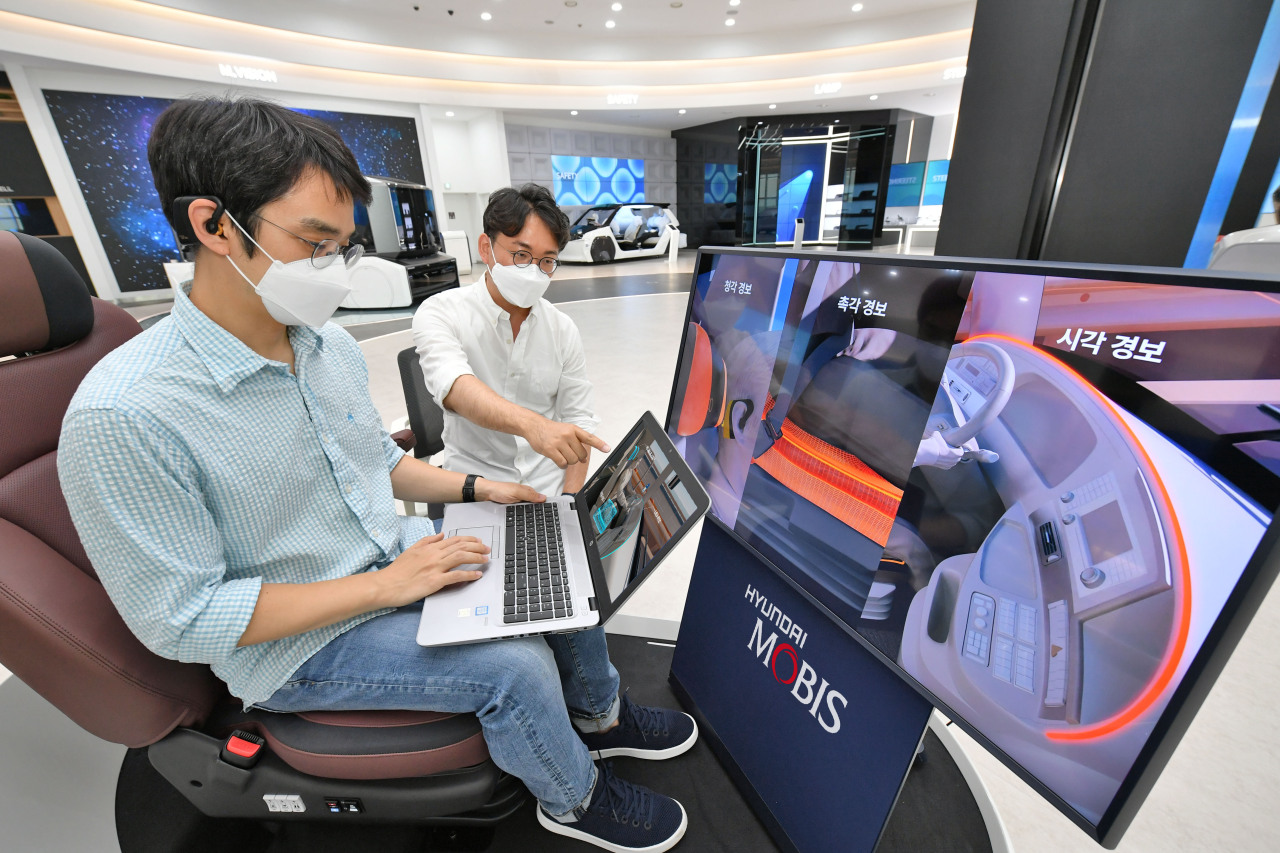A Hyundai Mobis researcher tests M.Brain, the company’s brainwave detection technology for drivers. (Hyundai Mobis)