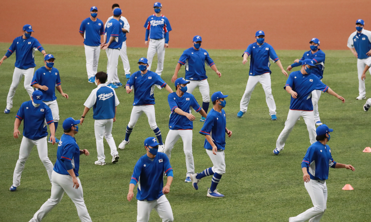 Members of the South Korean national baseball team stretch before practice in preparation for the Tokyo Olympics at Gocheok Sky Dome in Seoul on Tuesday. (Yonhap)