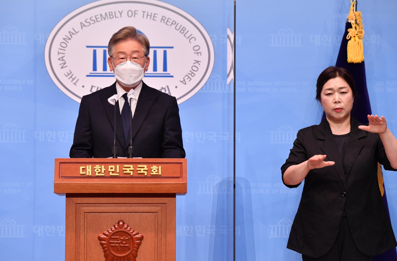 Gyeonggi Gov. Lee Jae-myung announces his presidential campaign pledge to provide basic income to all citizens during a press conference at the National Assembly in Seoul on Thursday. (Yonhap)