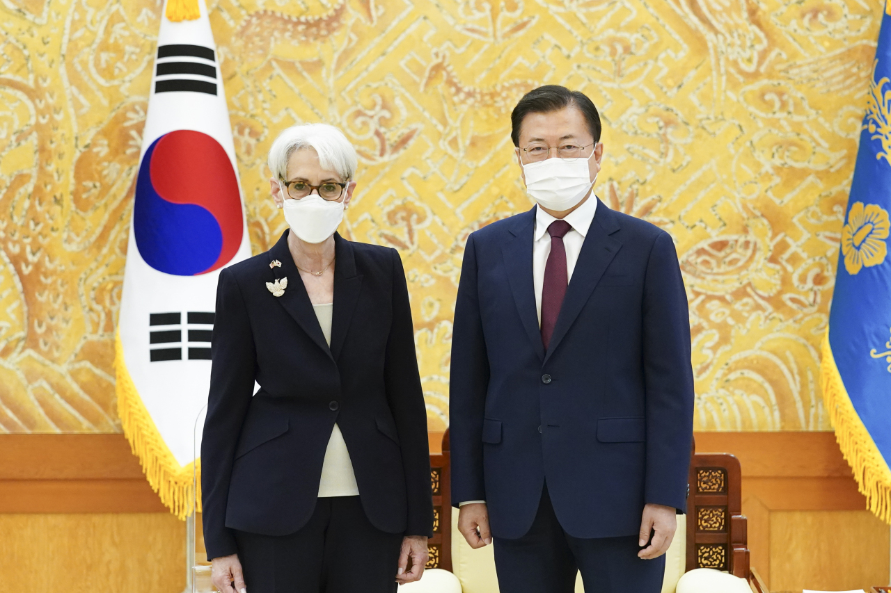 President Moon Jae-in and US Deputy Secretary of State Wendy Sherman pose for a photo before their meeting at Cheong Wa Dae in Seoul on Thursday. (Cheong Wa Dae)