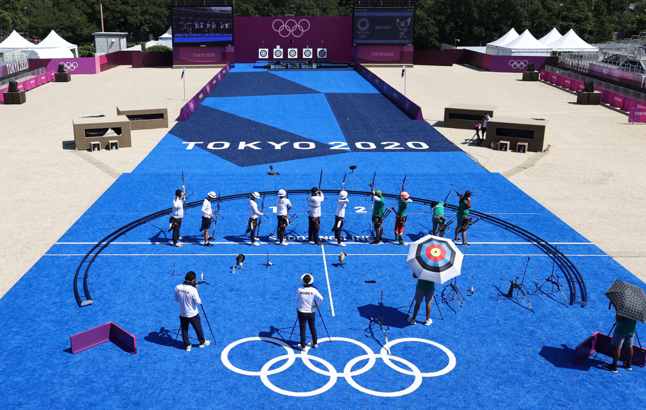 South Korean archers train for the Tokyo Olympics at Yumenoshima Archery Field in Tokyo on Wednesday. (Yonhap)