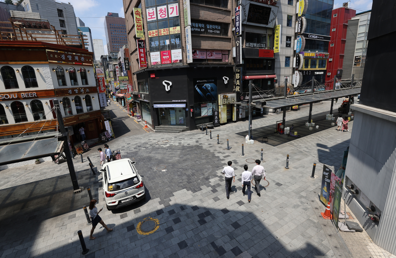 A district near Jongak station, central Seoul, appears quiet Friday noon. (Yonhap)