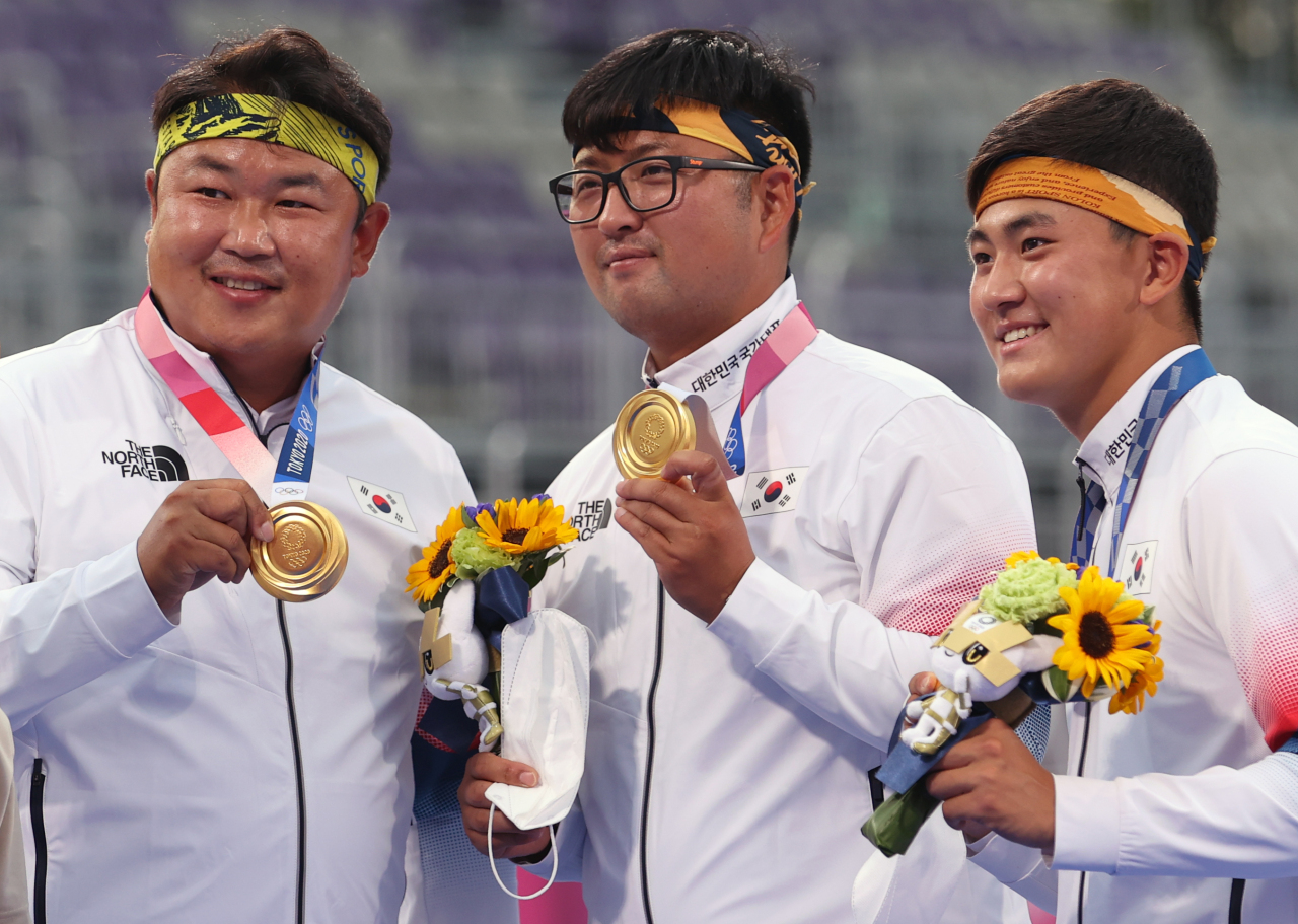 Members of the South Korea men`s archery team pose after winning Olympic gold medal on Monday. (Yonhap)