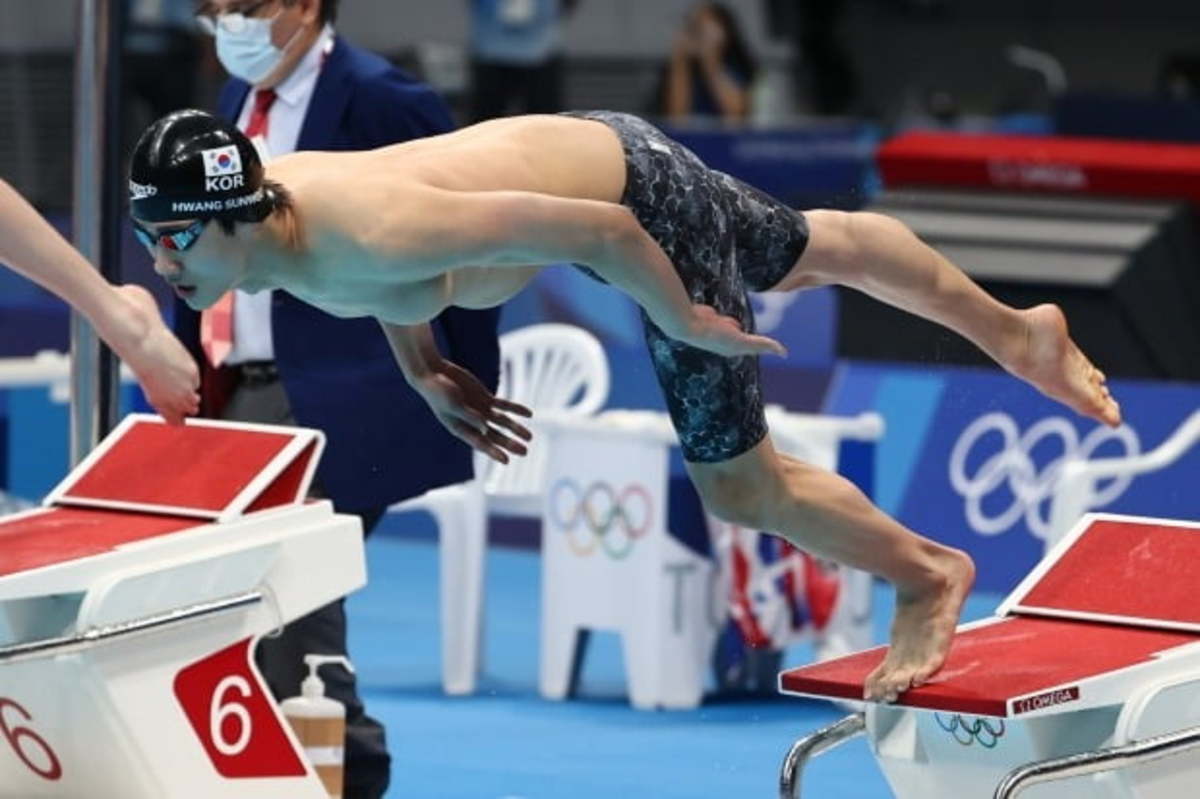 Hwang Sun-woo of South Korea begins the men's 200m freestyle swimming final at the Tokyo Olympics at Tokyo Aquatics Centre in Tokyo on Tuesday. (Yonhap)