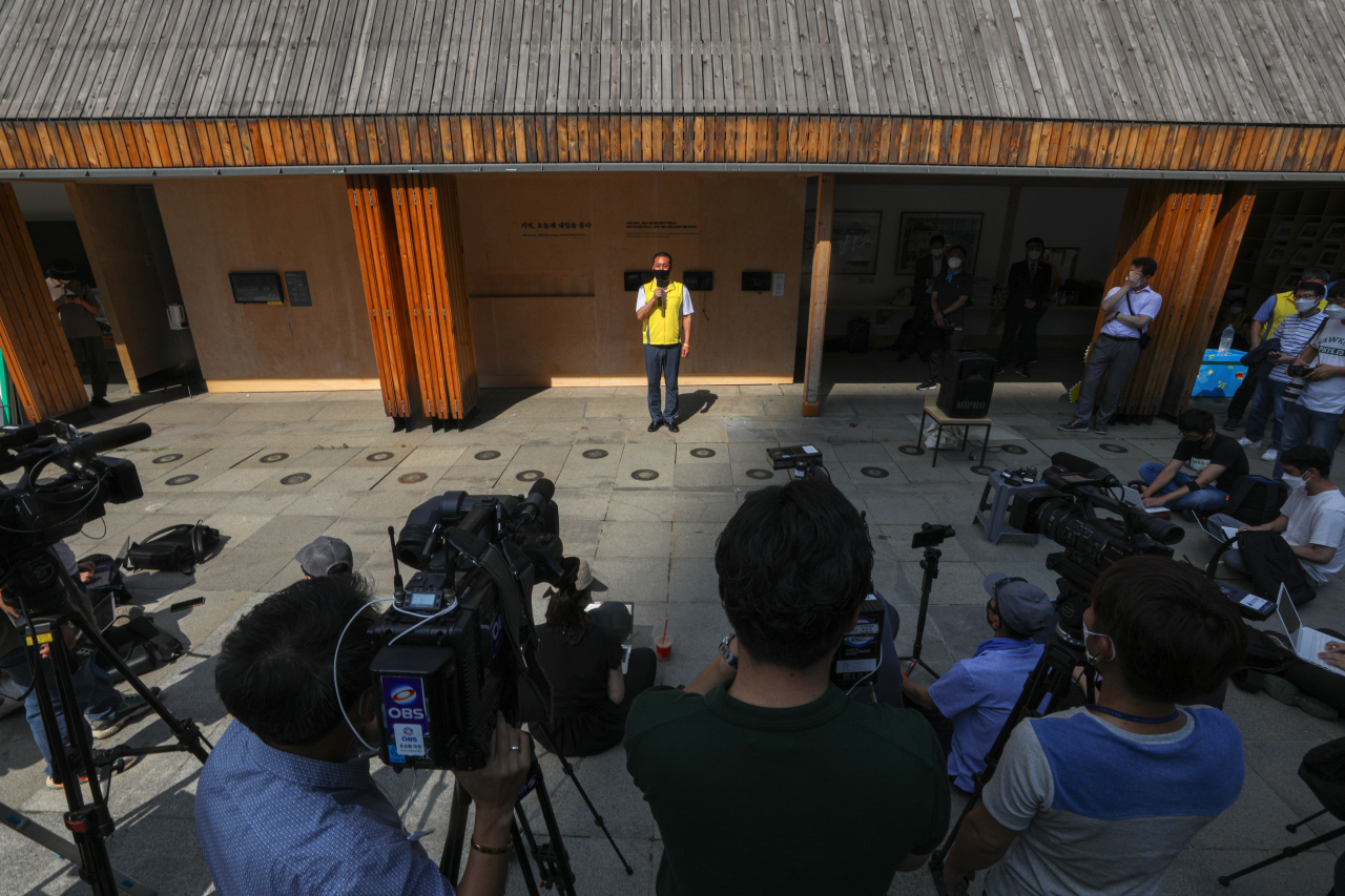 A representative of the family members of the victims of the Sewol ferry disaster speaks during a press conference outside a Sewol memorial hall at Gwanghwamun Square in Seoul on Tuesday. (Yonhap)