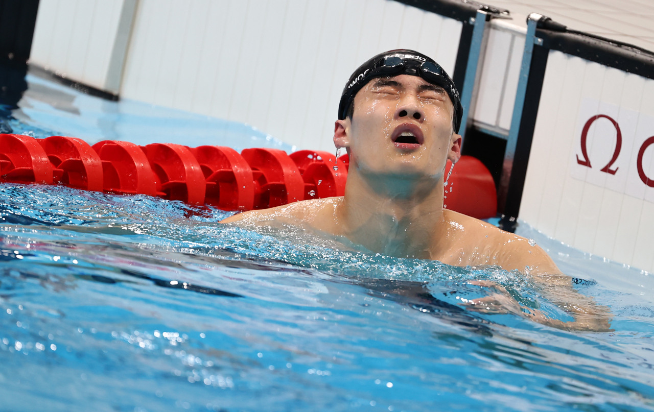 Hwang Sun-woo of South Korea reacts to his seventh-place finish among eight swimmers in the men's 200m freestyle swimming final at the Tokyo Olympics at Tokyo Aquatics Centre in Tokyo on Tuesday. (Yonhap)