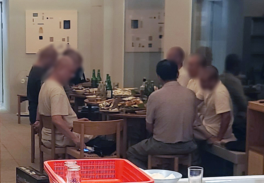 Several Buddhist monks appear to have dinner together with alcoholic drinks, violating social distancing guidelines that ban private gatherings of more than five people. (Yonhap)