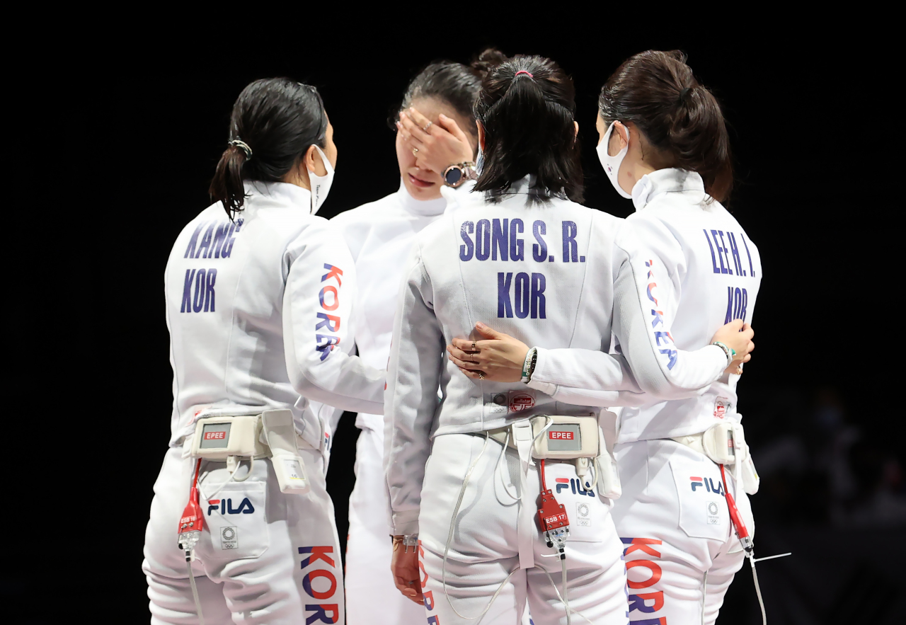 From left: South Korean epee fencers Kang Young-mi, Song Sera and Lee Hye-in console their teammate Choi In-jeong after South Korea's 36-32 loss to Estonia in the gold medal match of the women's epee team event at the Tokyo Olympics at Makuhari Messe Hall B in Chiba, Japan, on Tuesday. (Yonhap)