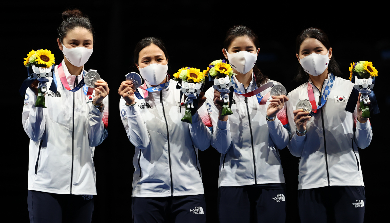 From left: South Korean epee fencers Choi In-jeong, Kang Young-mi, Lee Hye-in and Song Sera pose after winning Olympic silver medal on Tuesday. (Yonhap)