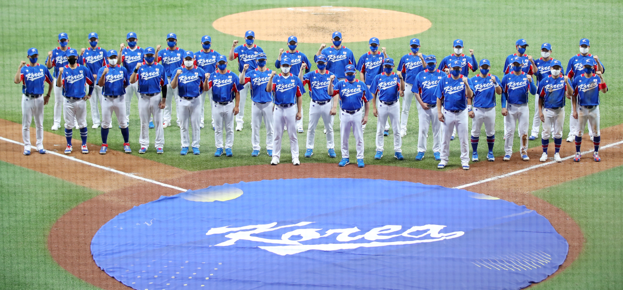 Members of the South Korean Olympic baseball team pose for photos after beating the Kiwoom Heroes 2-1 in their final tuneup game before the Tokyo Olympics at Gocheok Sky Dome in Seoul on Sunday. (Yonhap)