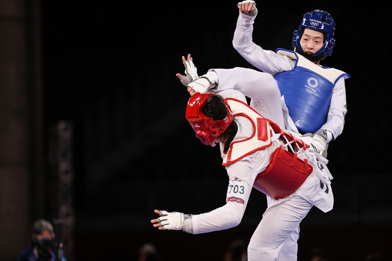 Lee Da-bin of South Korea (R) fights Milica Mandic of Serbia in the final of the women's +67kg taekwondo event of the Tokyo Olympics at Makuhari Messe Hall A in Chiba, Japan, on Tuesday. (Yonhap)