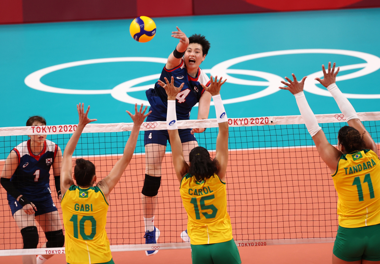 Kim Hee-jin of South Korea (C) hits a spike against Brazil during the teams' Pool A match of the Tokyo Olympic women's volleyball tournament at Ariake Arena in Tokyo on Sunday. (Yonhap)