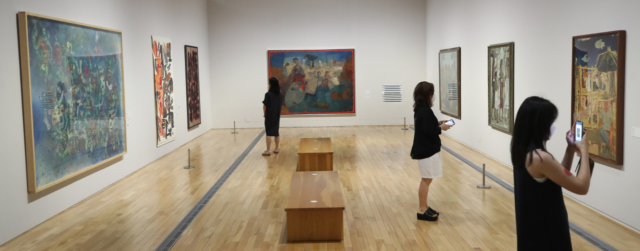 Visitors look around “MMCA Lee Kun-hee Collection: Masterpieces of Korean Art” at the MMCA Seoul. (Yonhap)