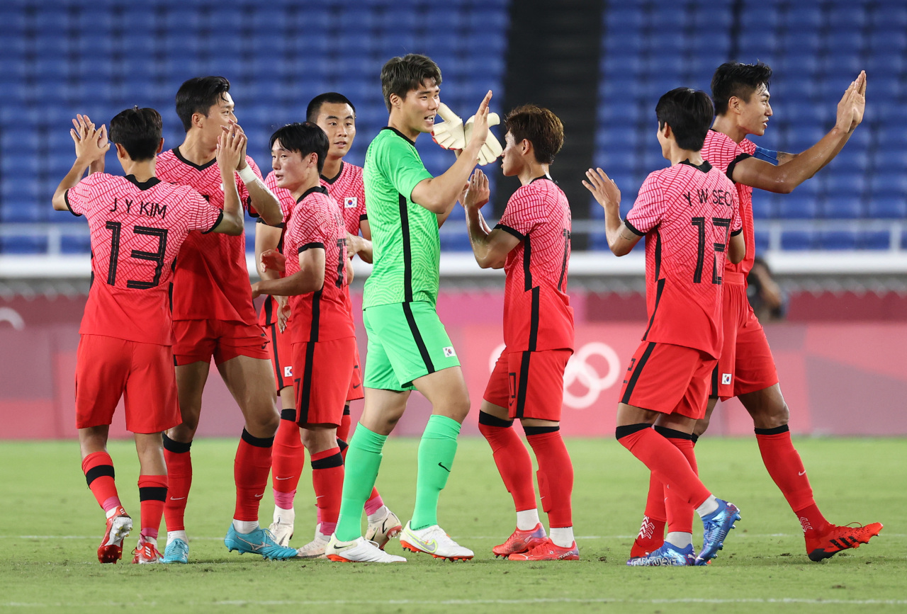 South Korean football team celebrates after after winning 6-0 to Honduras in the Tokyo Olympic men's football tournament at International Stadium Yokohama in Yokohama, Japan, Wednesday. (Yonhap)