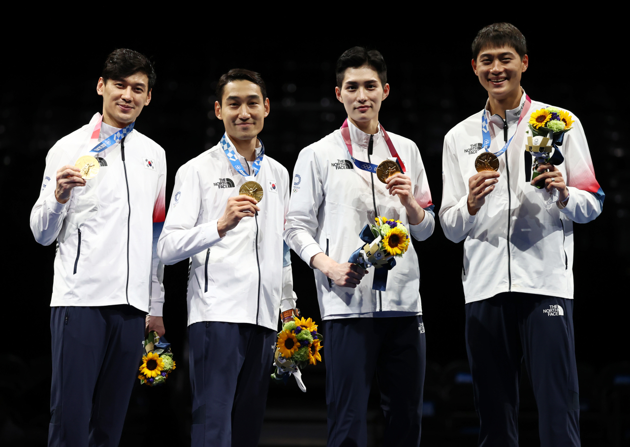 South Korean fencers Gu Bon-gil, Kim Jung-hwan, Kim Jun-ho and Oh Sang-uk (L to R) pose with their gold medals from the men's team sabre fencing event at the Tokyo Olympics at Makuhari Messe Hall B in Chiba, Japan, on Wednesday. (Yonhap)