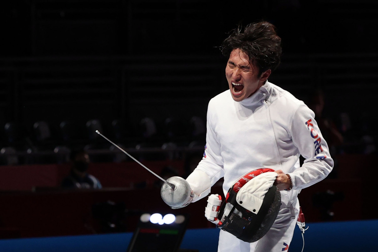 Park Sang-young of South Korea celebrates after beating Jacob Hoyle of the United States in the round of 32 in the men's individual epee fencing event at the Tokyo Olympics at Makuhari Messe Hall B in Chiba, Japan, on Sunday. (Yonhap)