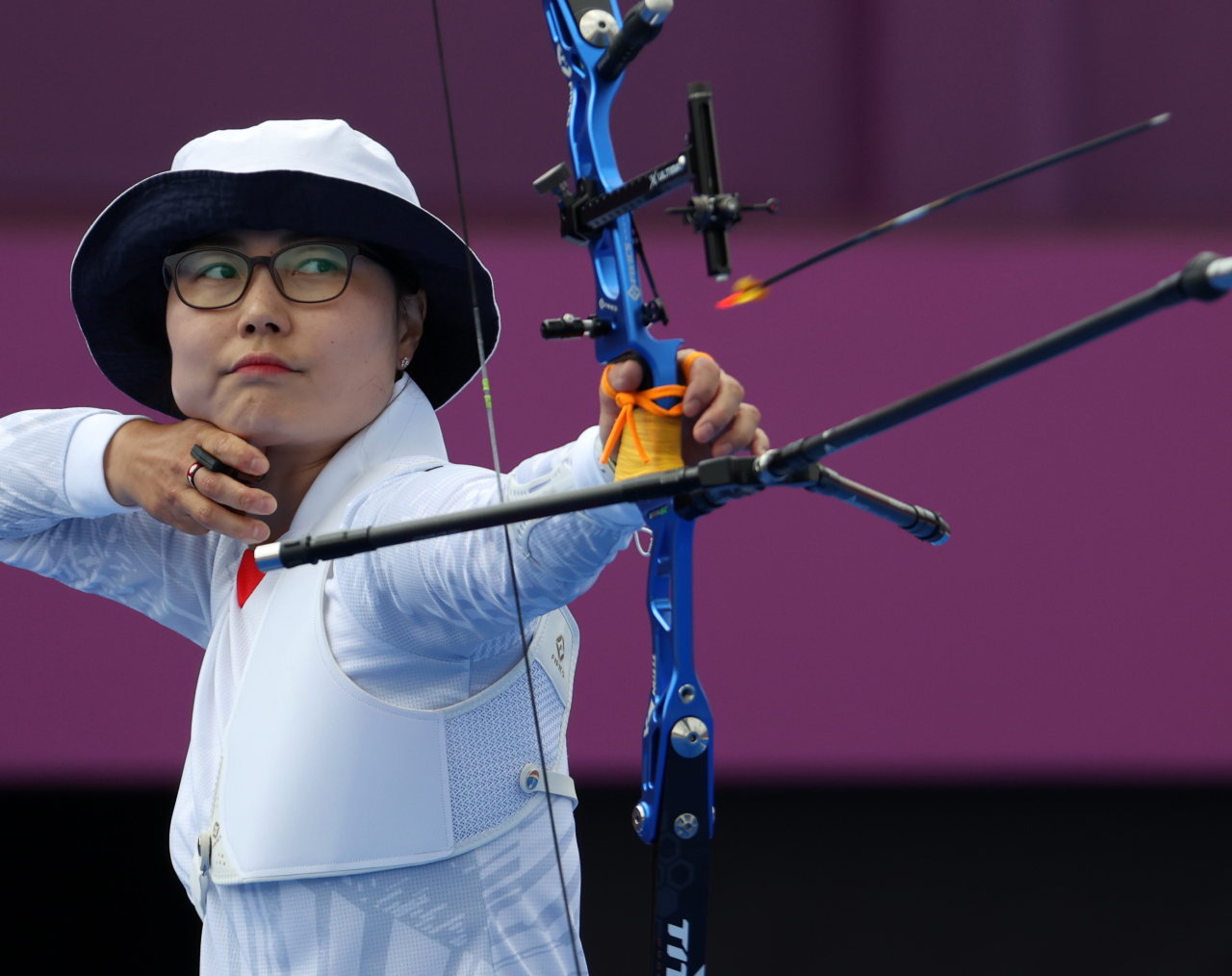 Ren Hayakawa of Japan competes in the round of 16 match against An San of South Korea in the round of 16 in the women's archery individual event at the Tokyo Olympics at Yumenoshima Park Archery Field in Tokyo on Friday. (Yonhap)