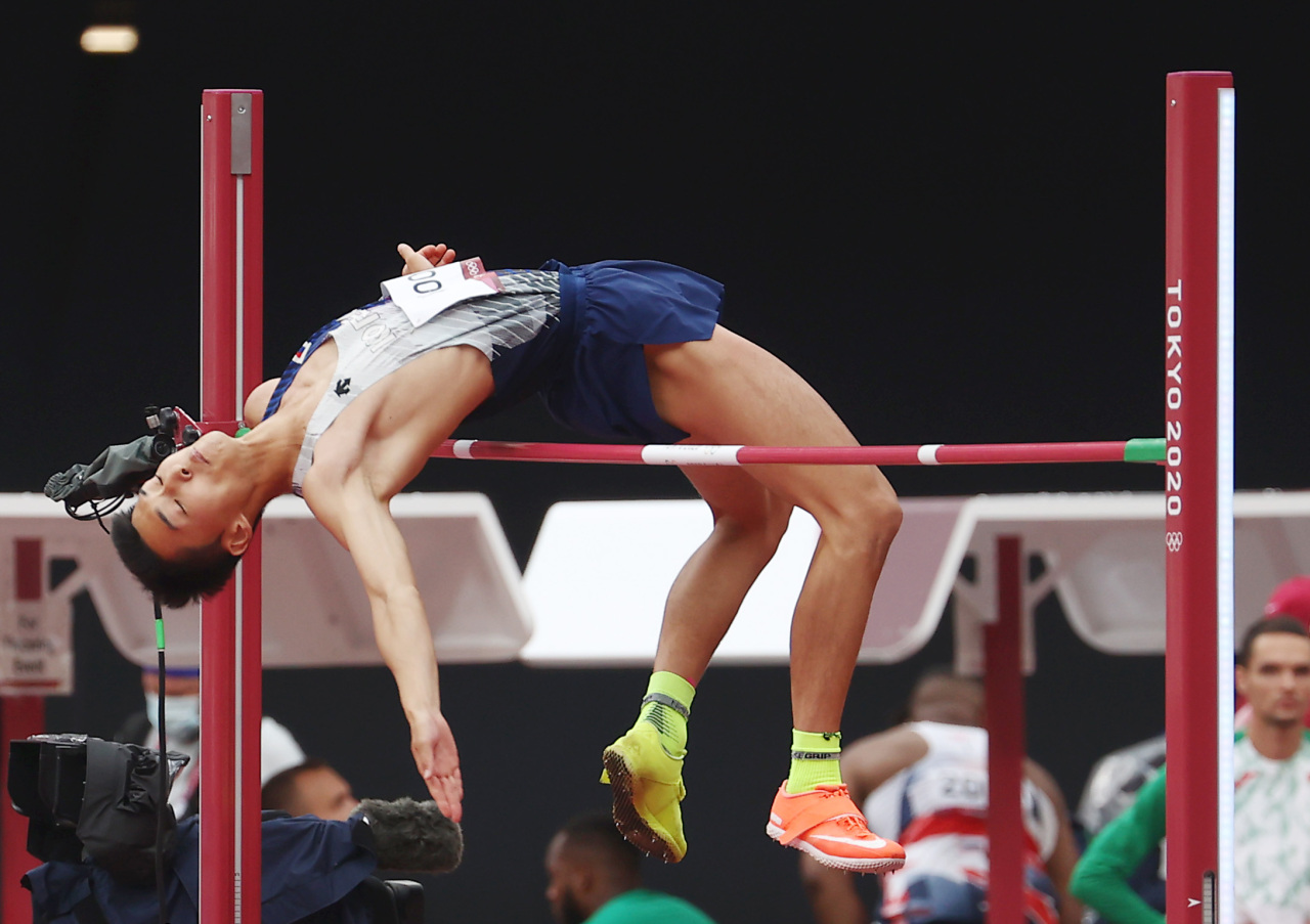 Woo Sang-hyeok of South Korea clears 2.28 meters in the men's high jump qualification event at the Tokyo Olympics at Olympic Stadium in Tokyo on Friday. (Yonhap)