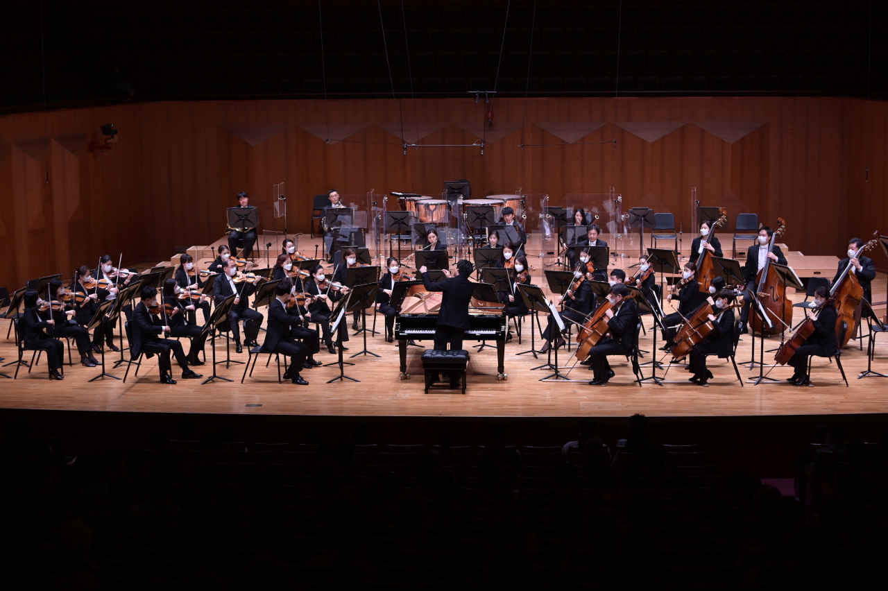 Pianist Kim Sun-wook leads the KBS Symphony Orchestra at the Seoul Arts Center in southern Seoul on Thursday. (KBS Symphony Orchestra)