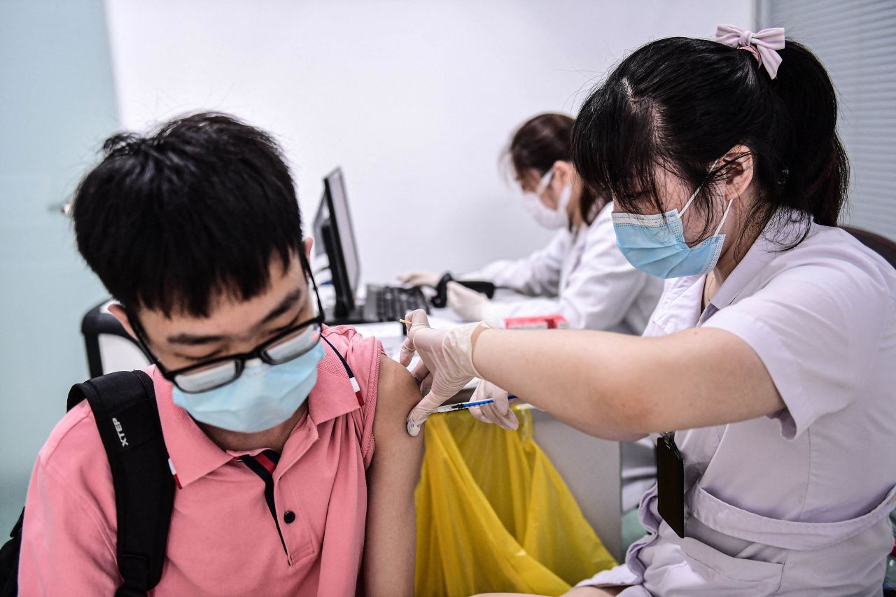 A student receives the Sinovac Covid-19 vaccine in Shenyang, in China's northeastern Liaoning province on August 1. (AFP-Yonhap)