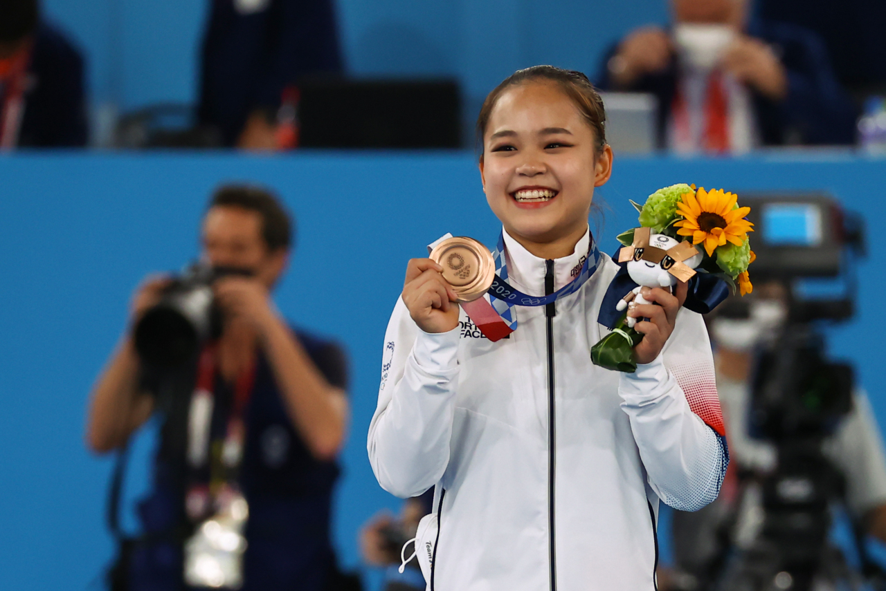 South Korean gymnast Yeo Seo-jeong poses with her bronze medal from the women's vault event at the Tokyo Olympics at Ariake Gymnastics Centre in Tokyo on Sunday. (Yonhap)