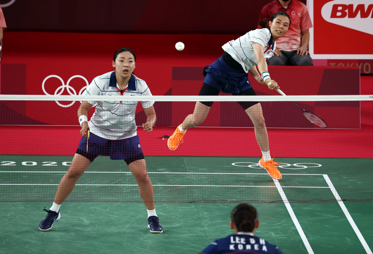 Kong Hee-yong (L) and Kim So-yeong of South Korea are in action against Lee So-hee and Shin Seung-chan of South Korea in the women's doubles badminton bronze medal match at the Tokyo Olympics at Musashino Forest Plaza in Tokyo on Monday. (Yonhap)