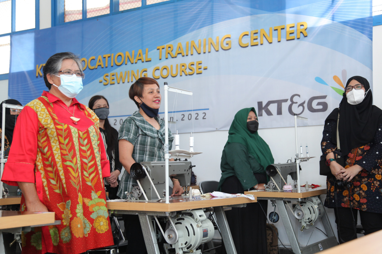 Students who were accepted to the first round of sewing courses provided by KT&G‘s vocation training center attend an opening ceremony in March. (KT&G)