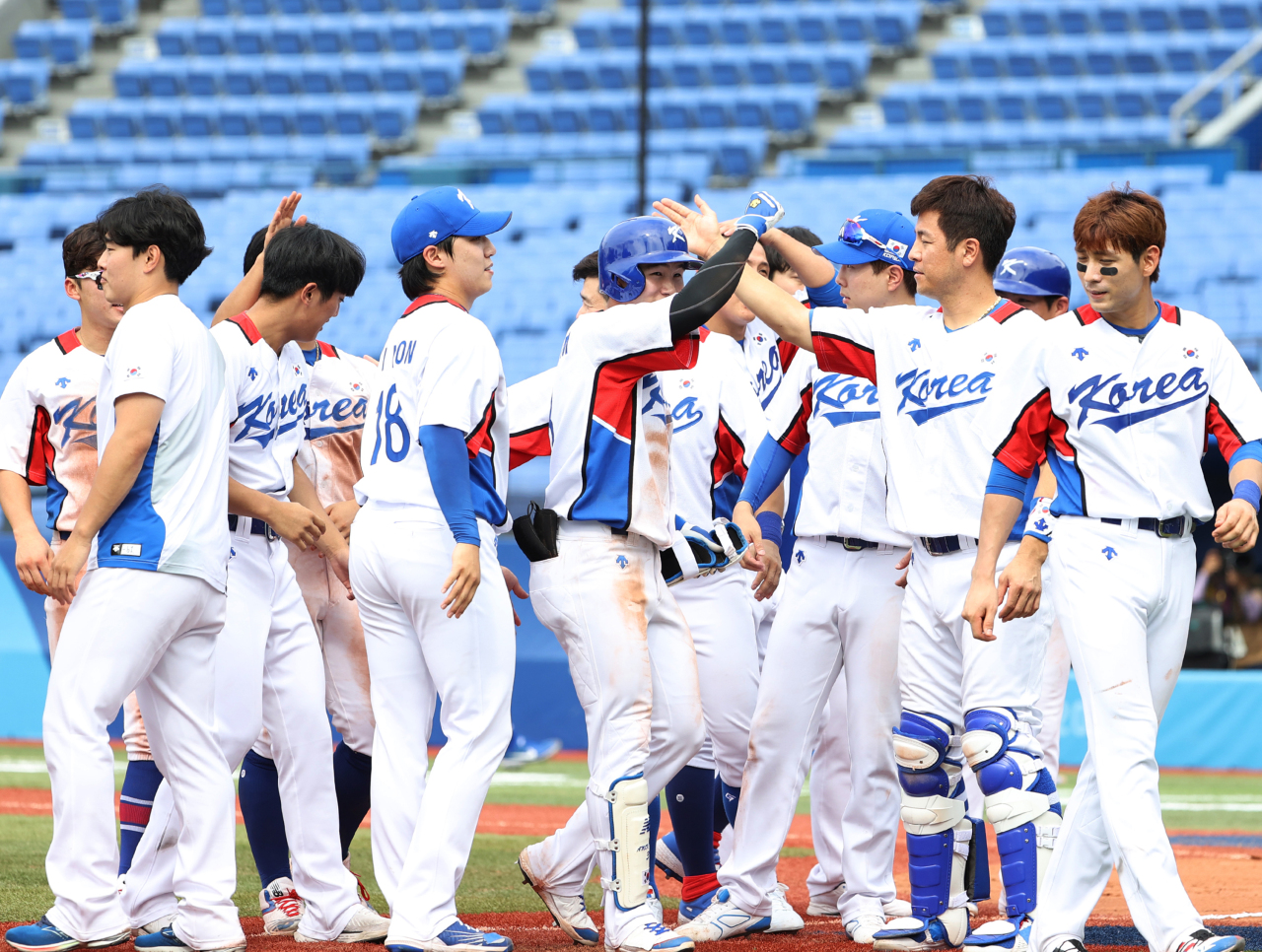 South Korean players celebrate their 11-1 victory over Israel in the teams' second-round game at the Tokyo Olympic baseball tournament at Yokohama Stadium in Yokohama, Japan, on Monday. (Yonhap)