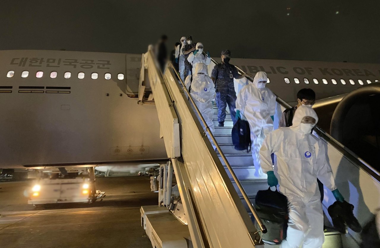 A South Korean Air Force plane arrives at an unidentified African airport on July 18, 2021, in this photo provided by the defense ministry. South Korea hastily sent two KC-330 multipurpose aerial tankers to bring home all of the South Korean service members belonging to the Cheonghae Unit on an anti-piracy mission off the coast of Africa, right after the unit reported mass COVID-19 infection onboard. (defense ministry)