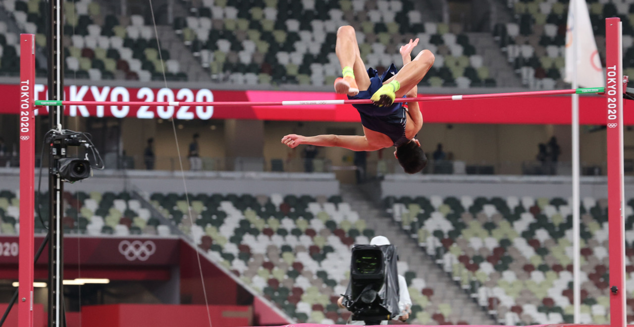 South Korean Woo Sang-hyeok competes in the finals of the men's high jump in the Tokyo Olympics at Olympic Stadium in Tokyo on Sunday. (Yonhap)