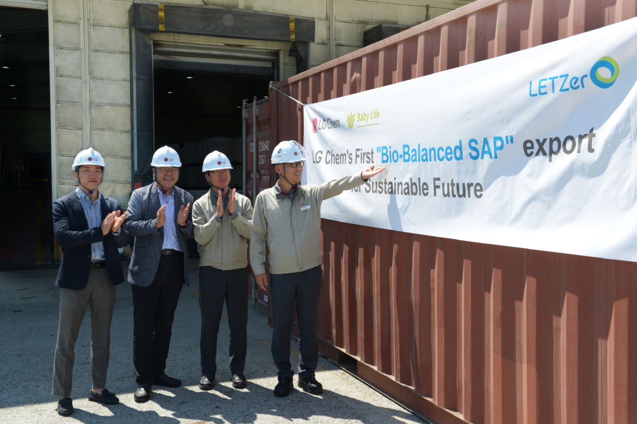 LG Chem officials celebrate the first shipment of its “bio-balanced” SAP at its plant in Yeosu, South Jeolla Province. (LG Chem)