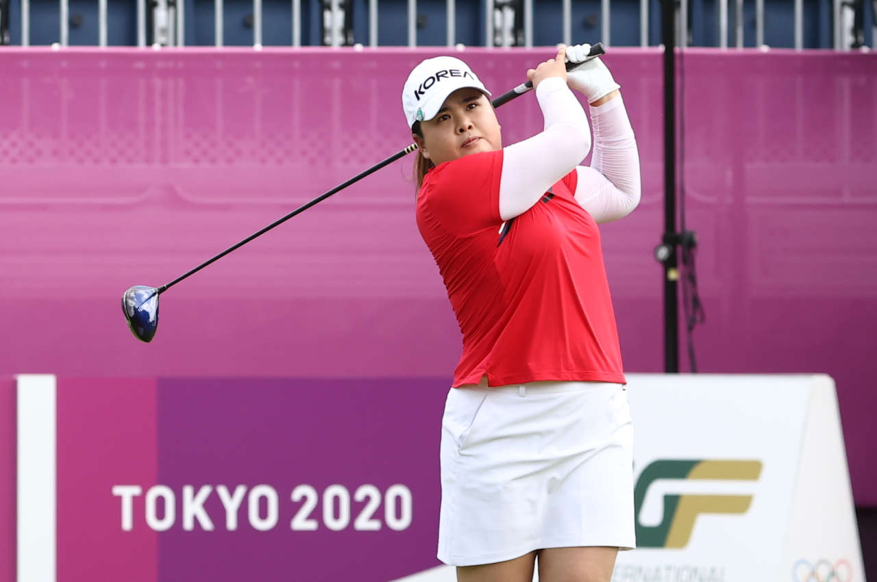 Park In-bee of South Korea tees off on the first hole in the opening round of the Tokyo Olympic women's golf tournament at Kasumigaseki Country Club in Saitama, Japan, on Wednesday. (Yonhap)
