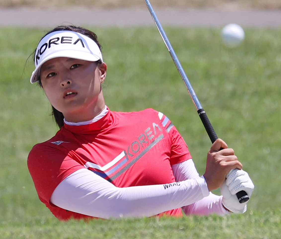 Ko Jin-young of South Korea hits a shot out of a bunker on the 12th hole during the opening round of the Tokyo Olympic women's golf tournament at Kasumigaseki Country Club in Saitama, Japan, on Wednesday. (Yonhap)