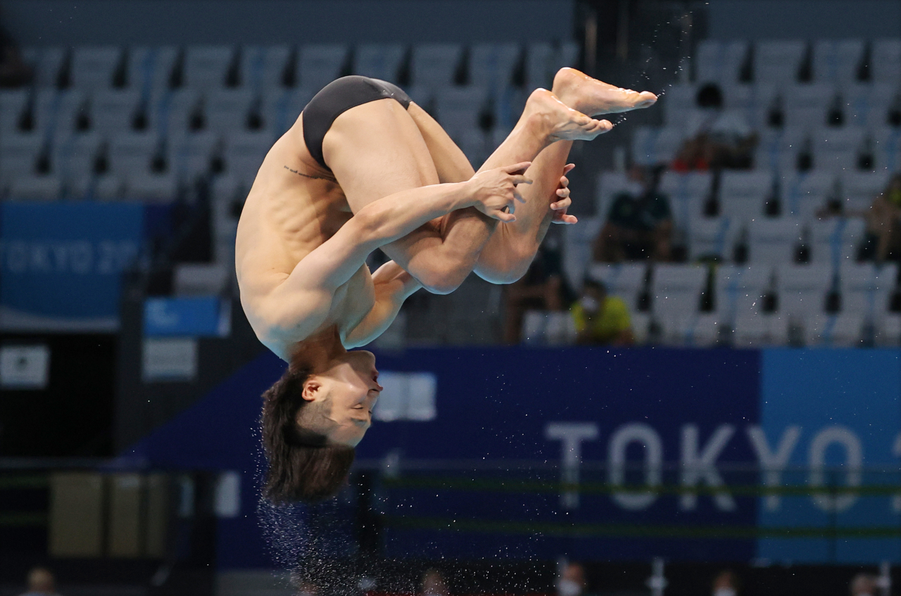 Woo Haram of South Korea performs in the final of the men's 3m springboard diving event at the Tokyo Olympics at Tokyo Aquatics Centre in Tokyo on Tuesday. (Yonhap)